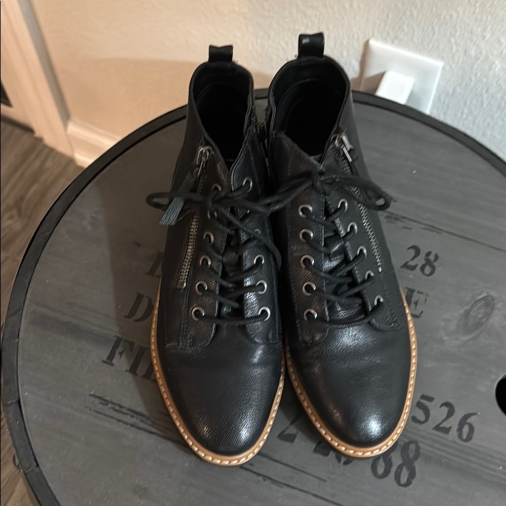 Women’s black boot with laces and side zipper